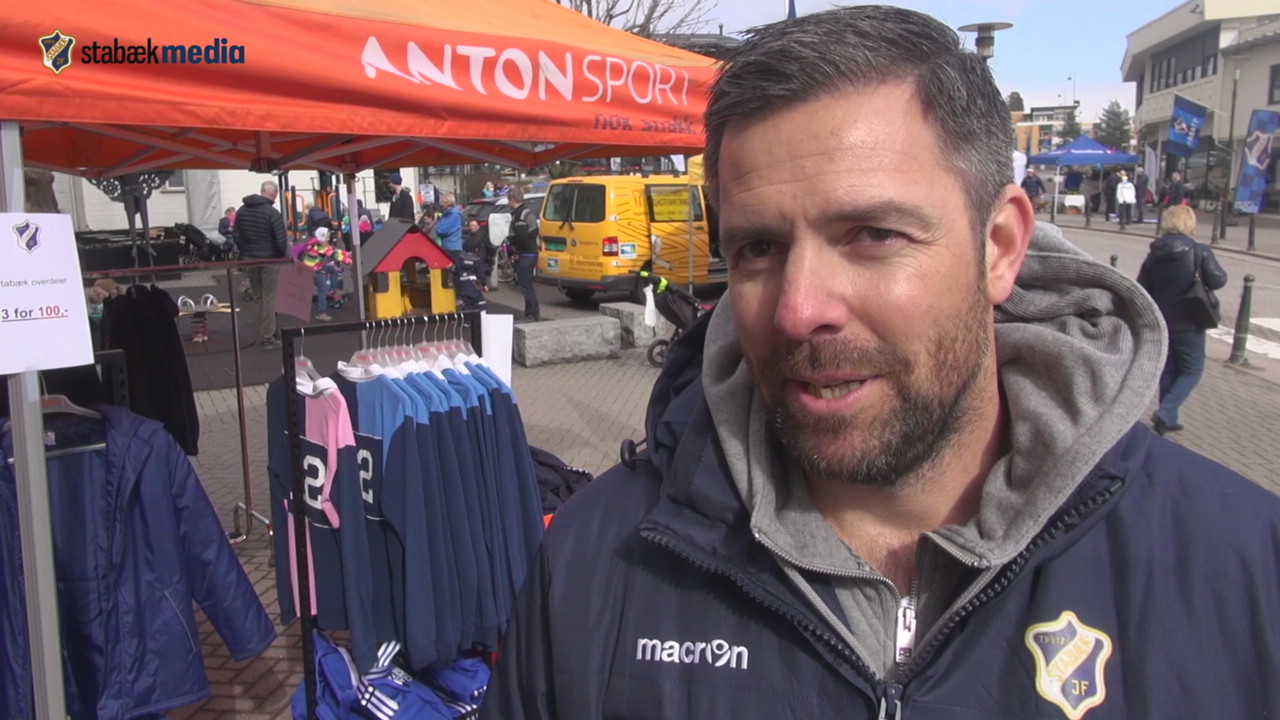 - Han tilfører fart og fysikk